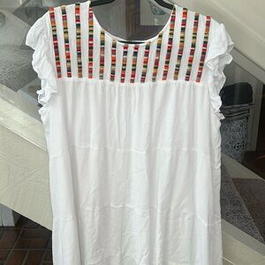 The embroidered beach dress of the season L